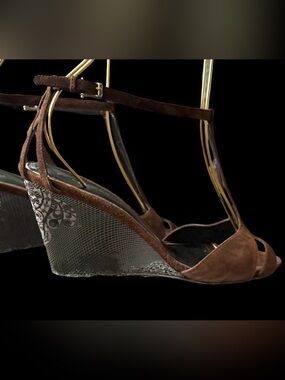👡ELLIE TAHARI Vintage Brown Suede T-strap w/ Carved Design Wedge Heel, Sz 41EU